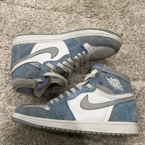 Jordan 1 Retro High
Hyper Royal Smoke Grey